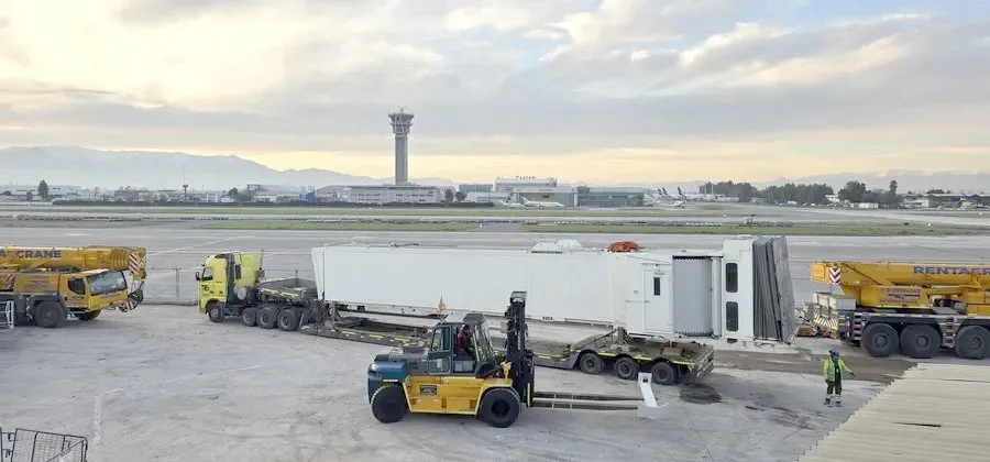 Descarga de una pasarela de embarque nueva en la plataforma de un aeropuerto