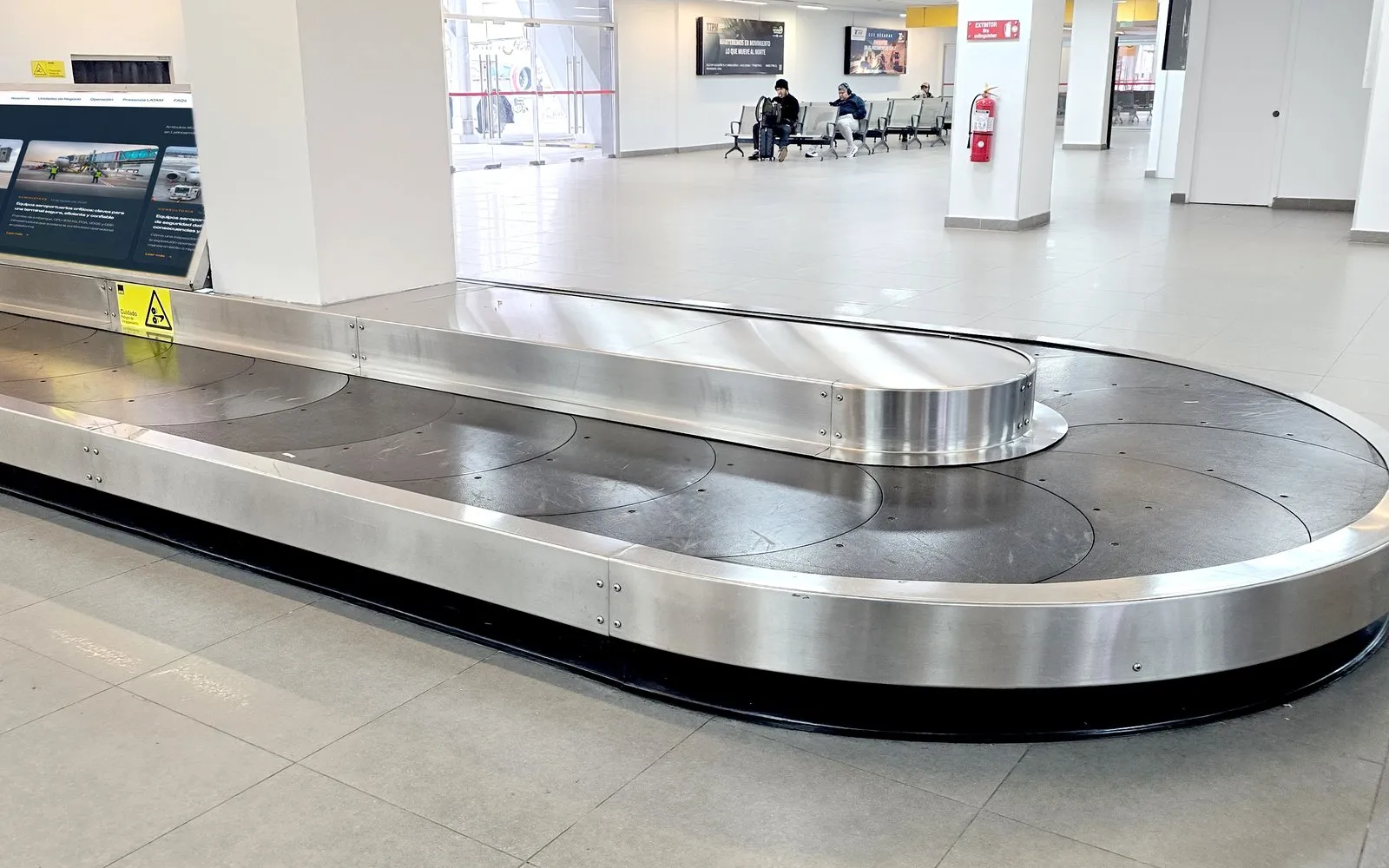 Carrusel de un sistema de manejo de equipaje (BHS) en un terminal de pasajeros