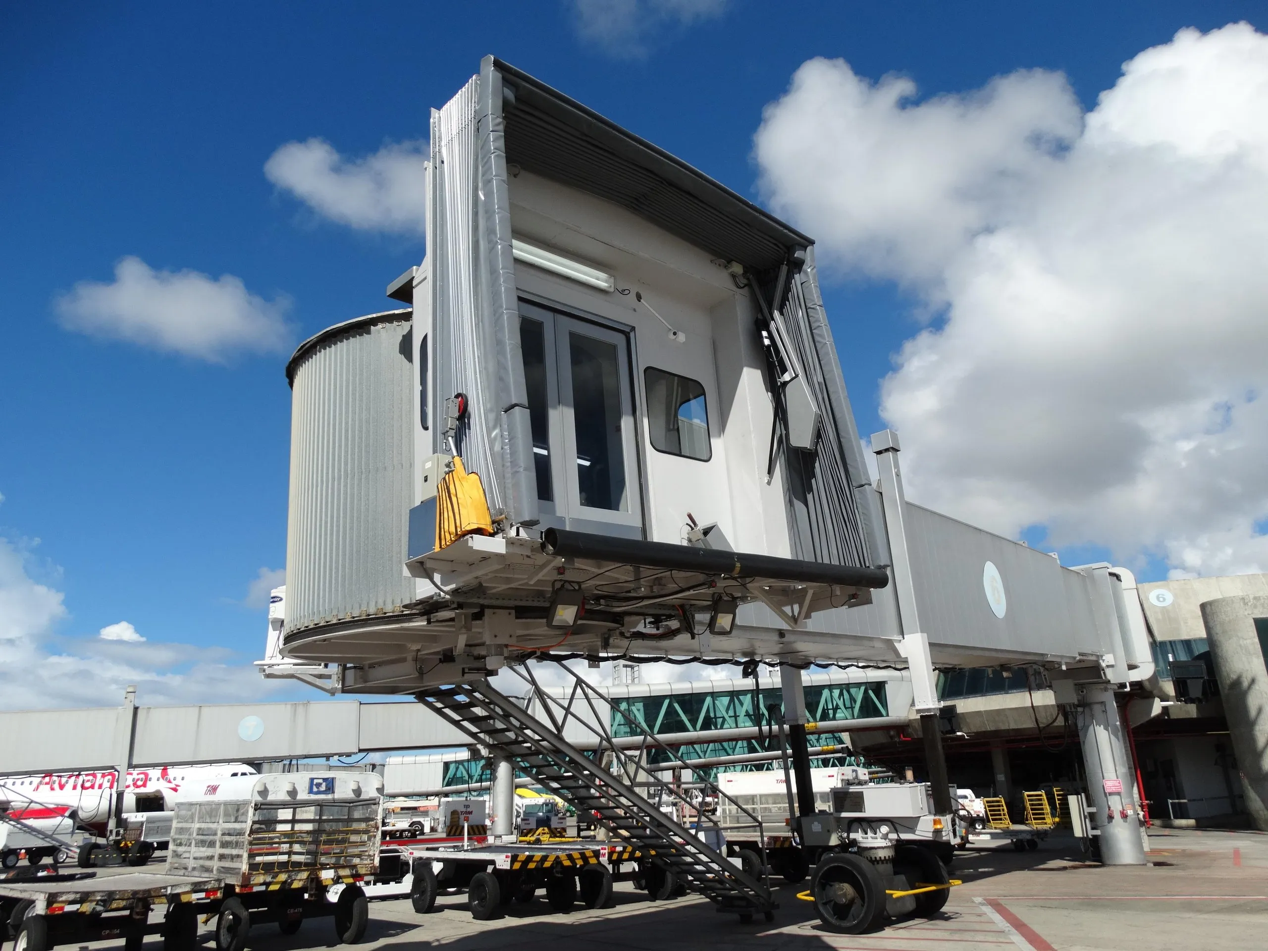 Grúas instalando una pasarela de embarque de pasajeros en un aeropuerto de Brasil