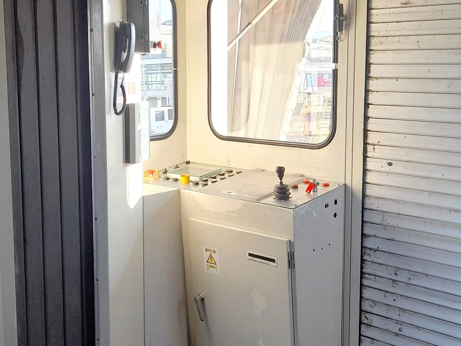 Cabina de control de una pasarela de embarque antes de su modernización