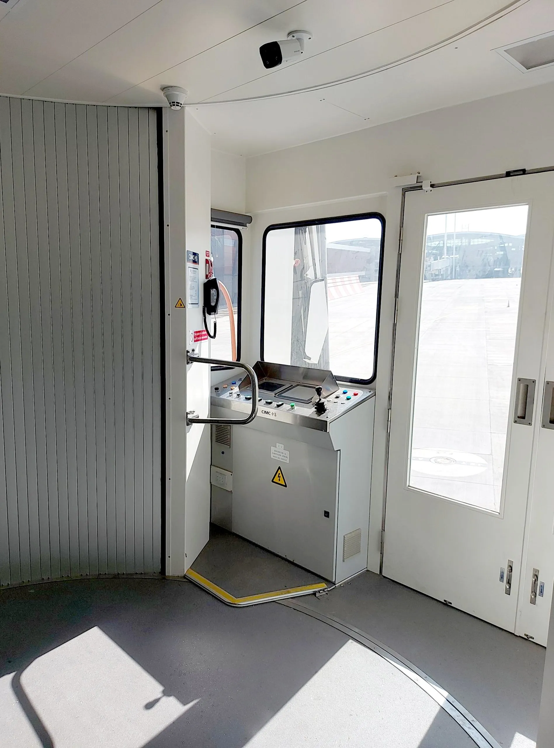 La misma cabina de control después de la modernización, con nuevo panel y terminado