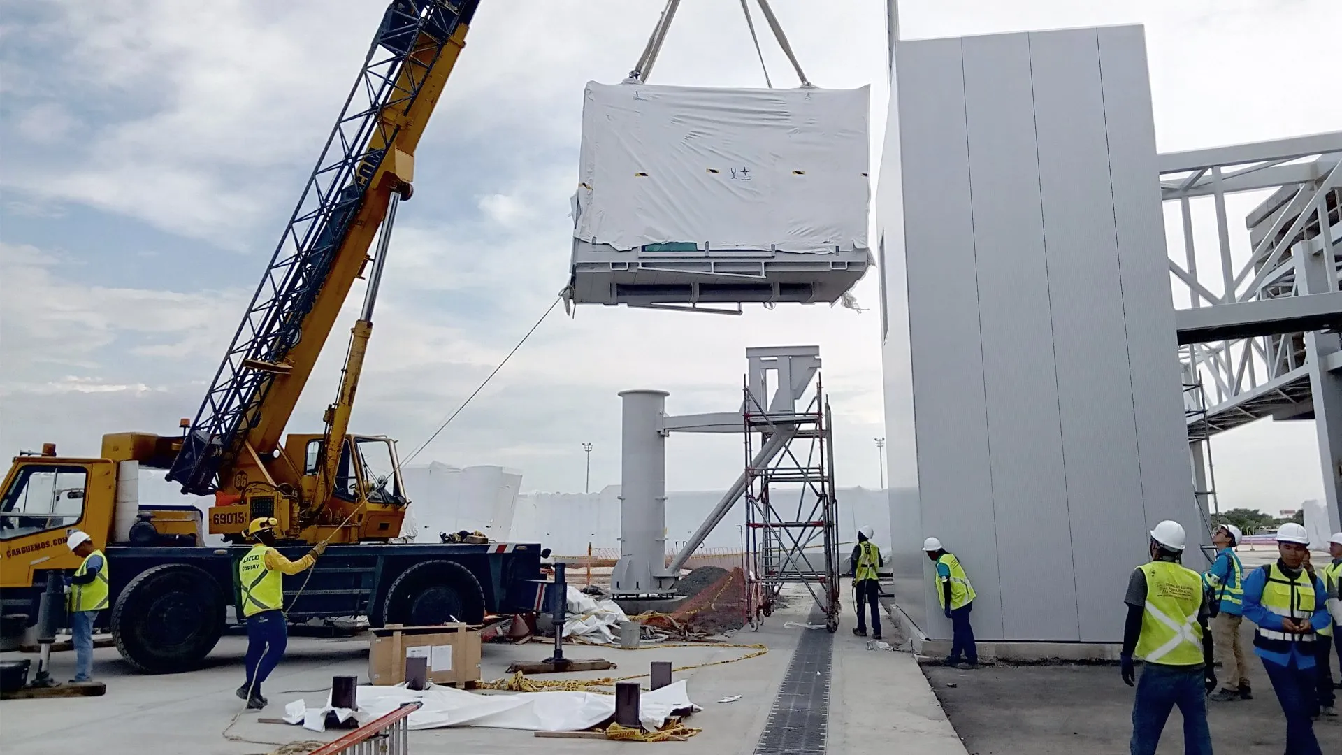 Suministro e instalación de nuevos equipos y activos en un aeropuerto de Colombia