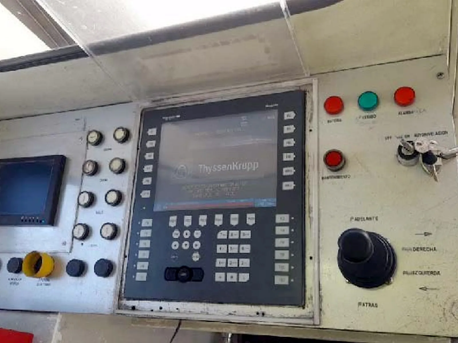 Panel de control original de una pasarela de embarque, con mando y teclado analógicos