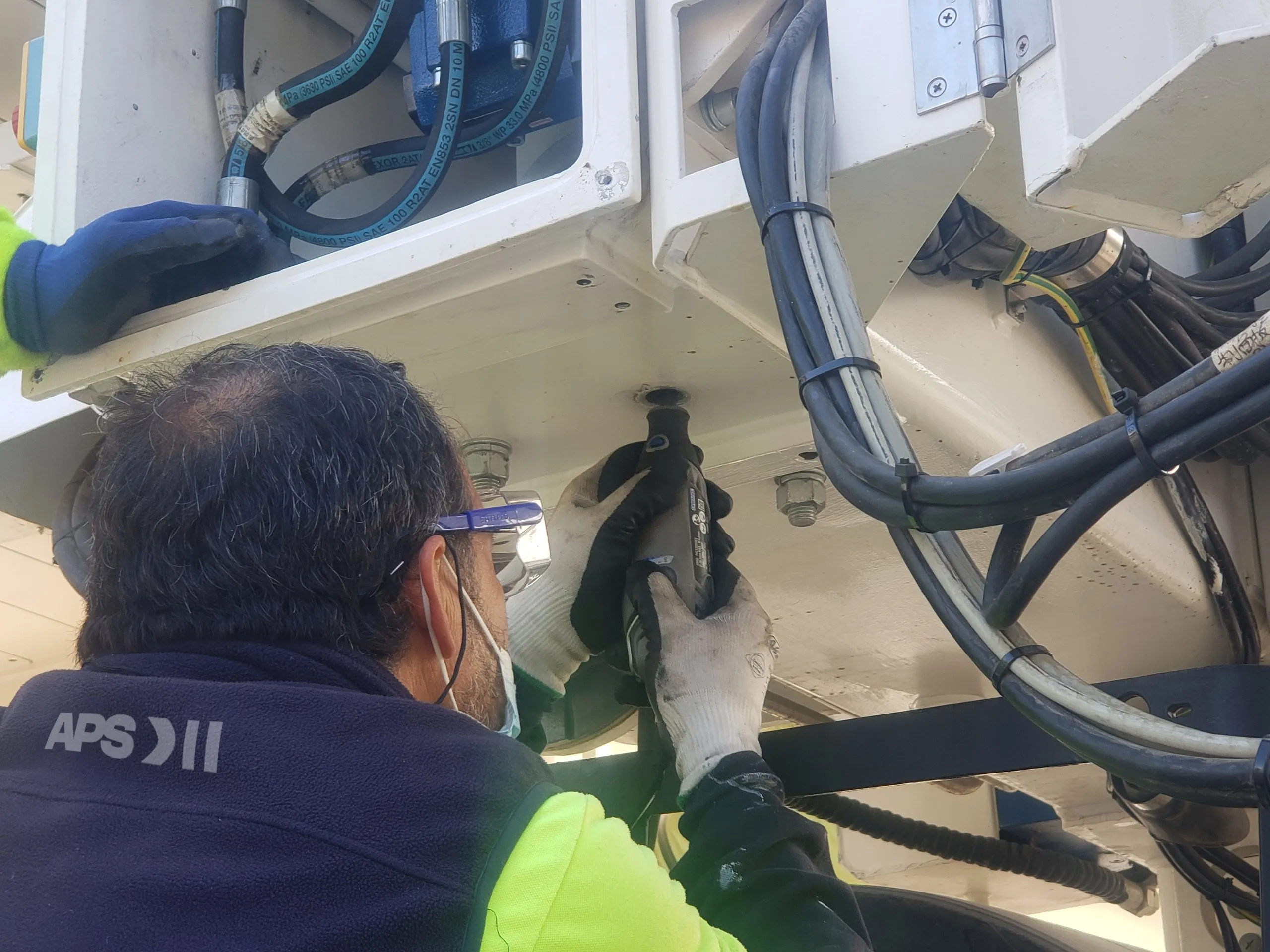 Técnico de APS LATAM en plataforma, con el emblema de la empresa en el uniforme