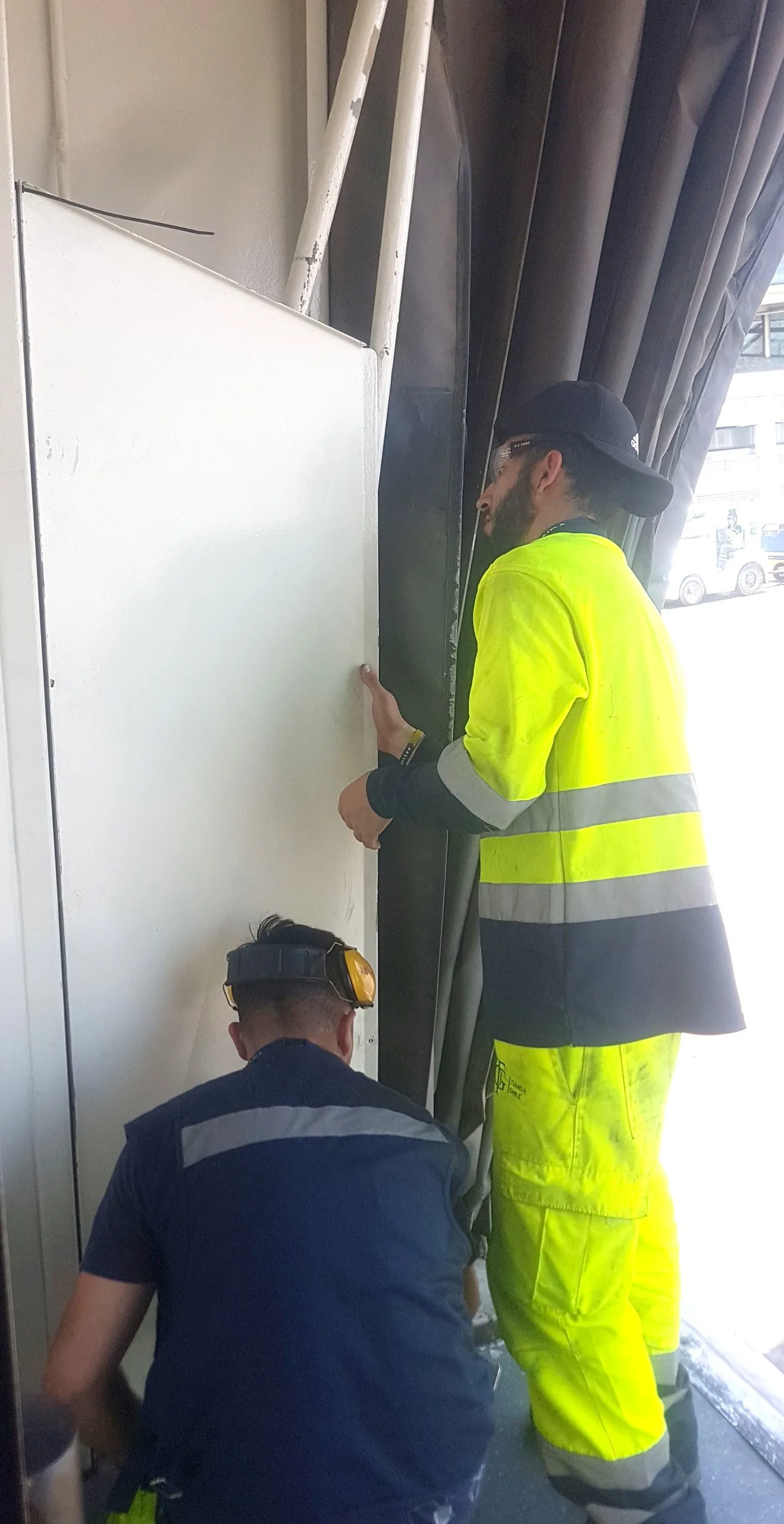 Equipo de especialistas de APS LATAM en servicios de mantenimiento aeroportuario
