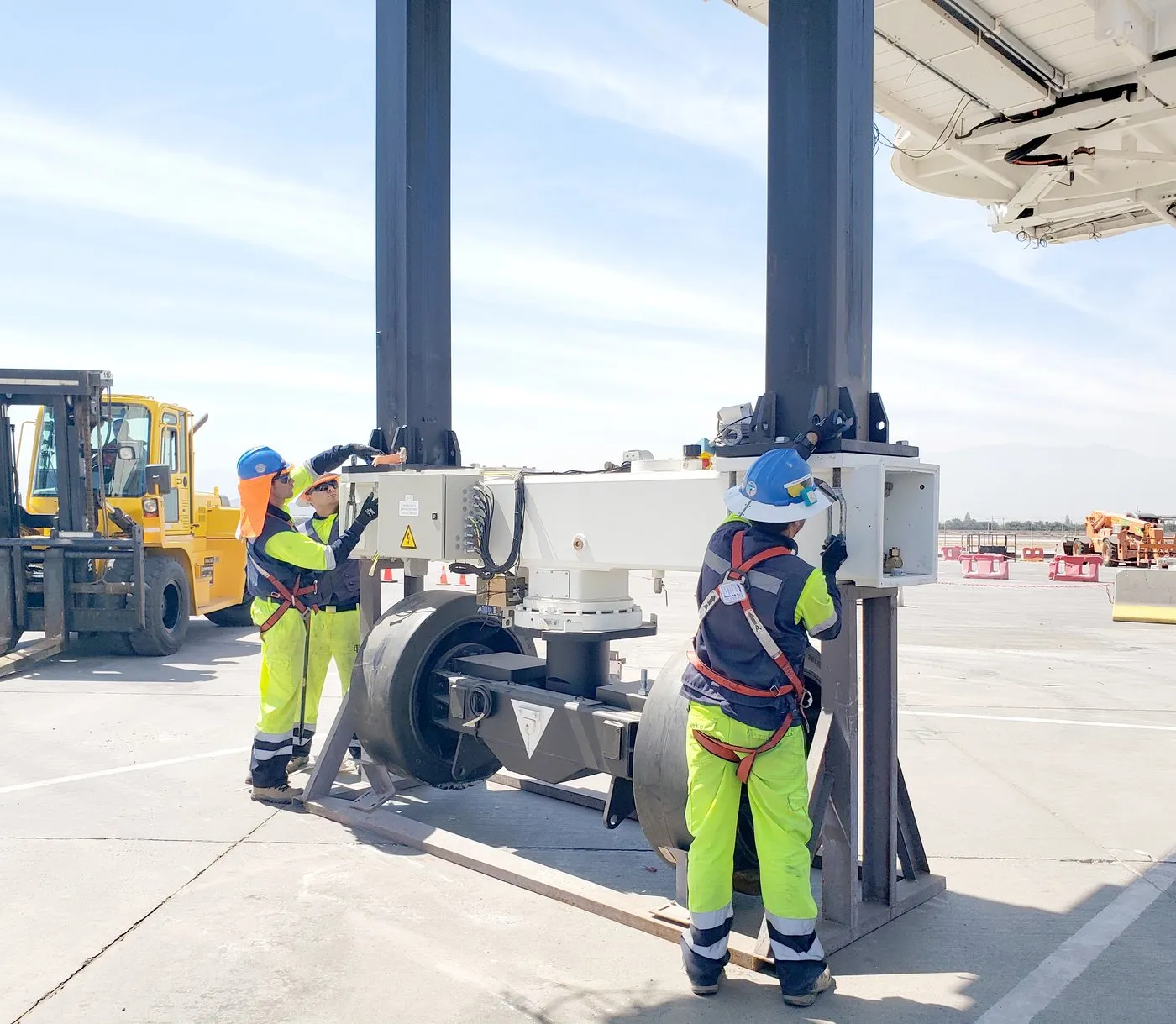 Equipo de APS LATAM montando el tren de rodadura de una pasarela de embarque en plataforma