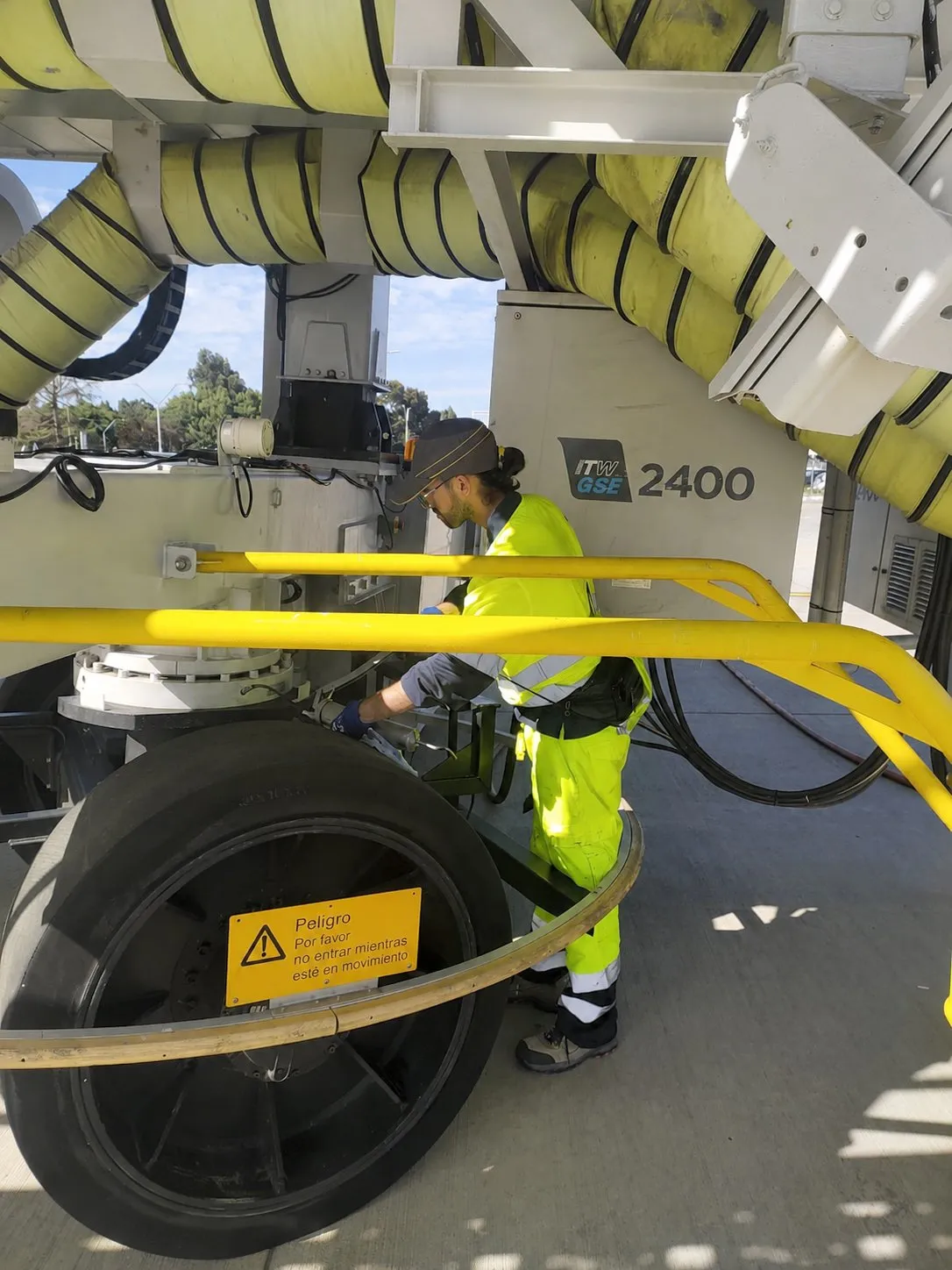 Equipos de apoyo en tierra (GSE) durante una rutina de mantenimiento