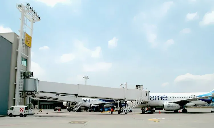 Pasarelas de embarque y aeronave en la plataforma de un aeropuerto de Ecuador