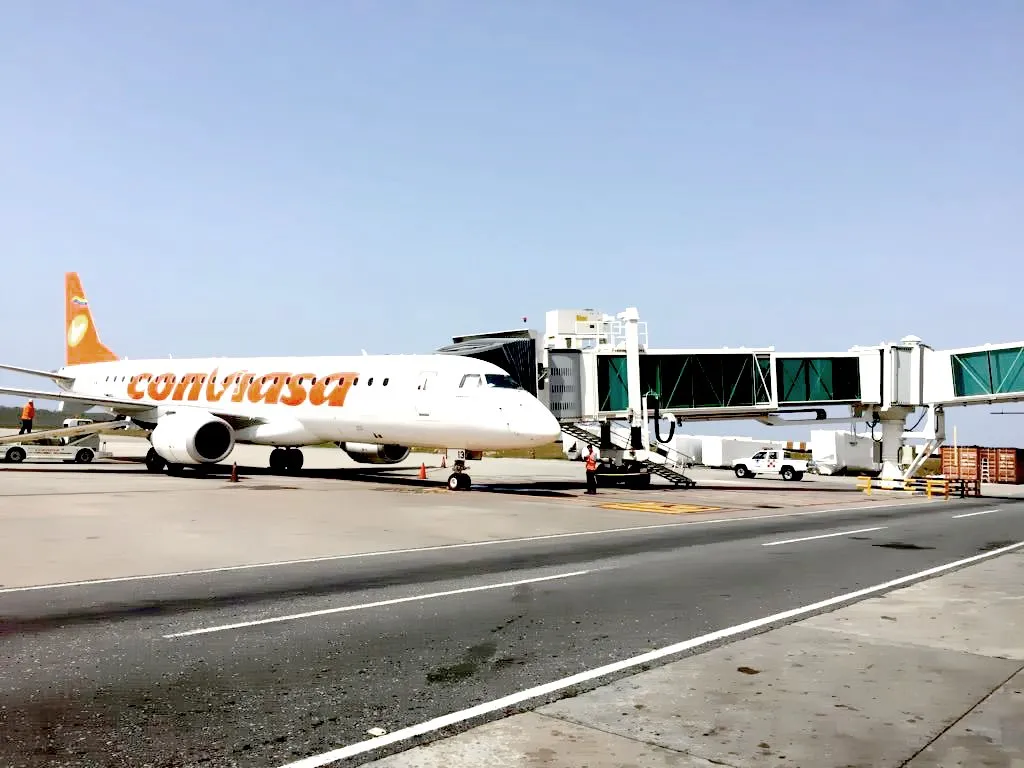Pasarelas de embarque y aeronave de Conviasa en el Aeropuerto Internacional de Maiquetía, Venezuela