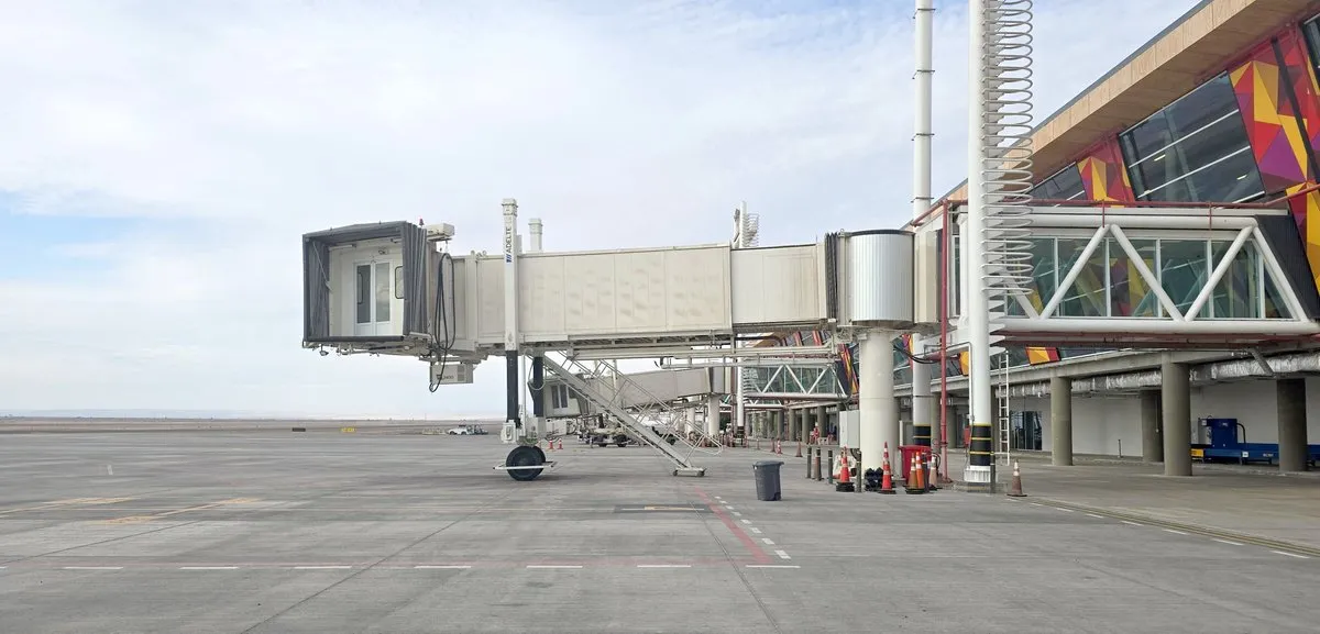 Pasarela de embarque acoplada al terminal de un aeropuerto de Chile