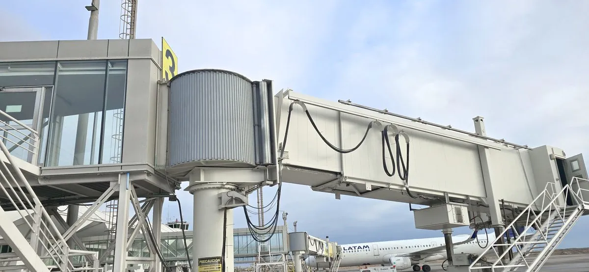 Pasarela de embarque de pasajeros en un aeropuerto de Chile