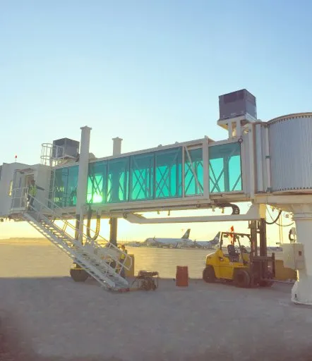 Pasarela de embarque acoplada al terminal de un aeropuerto de México
