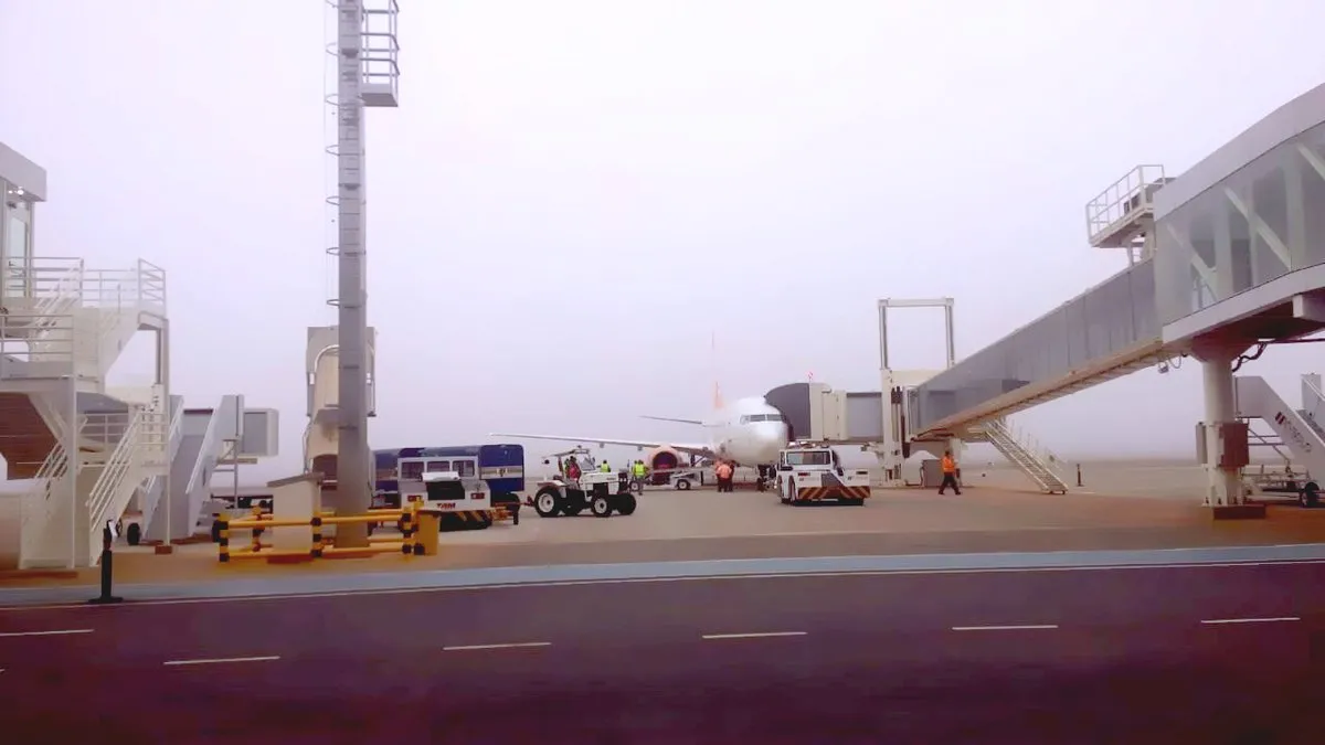 Pasarelas de embarque y aeronaves en la plataforma de un aeropuerto de Brasil
