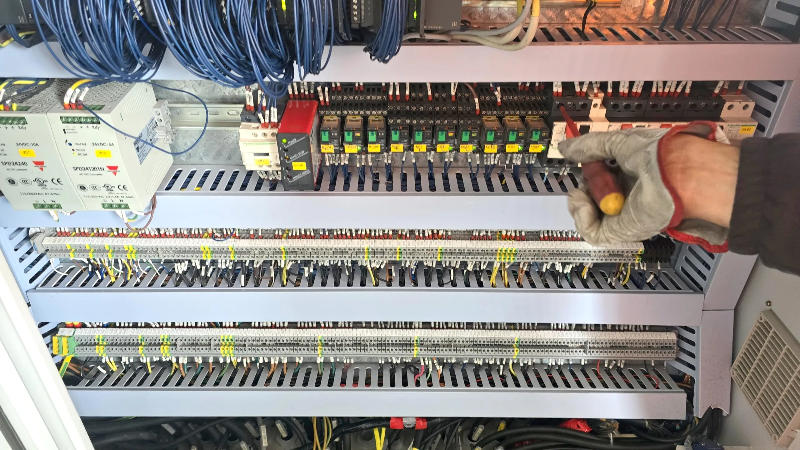 Instalación de equipos eléctricos en un aeropuerto de Latinoamérica