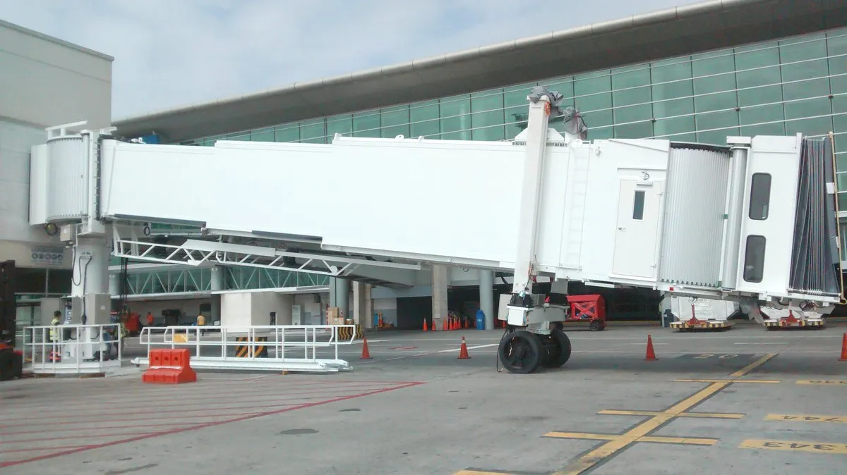 Instalación de una pasarela de embarque en el aeropuerto de Guayaquil, Ecuador