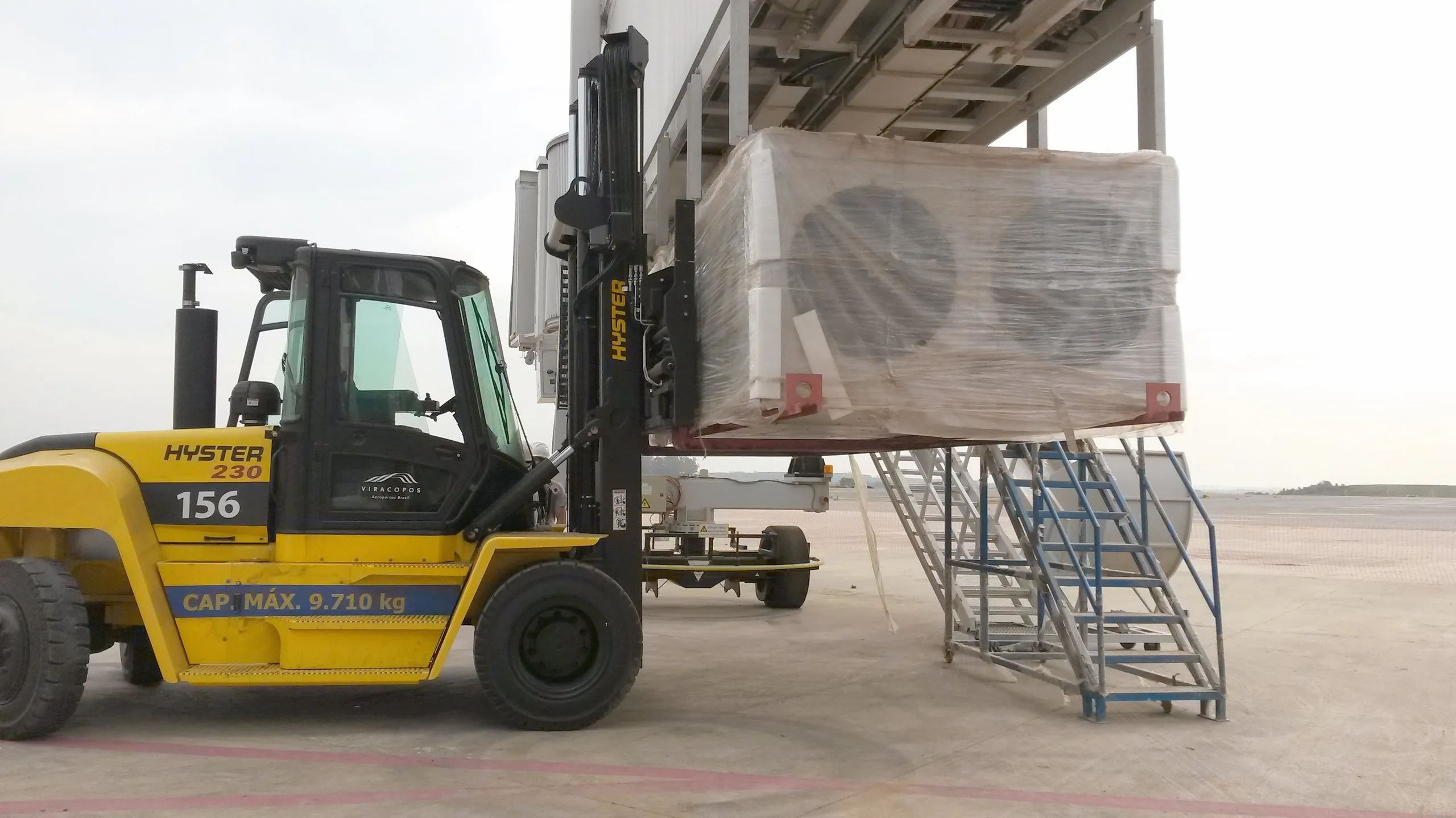 Instalación de unidades de aire pre-acondicionado (PCA) en una pasarela de embarque