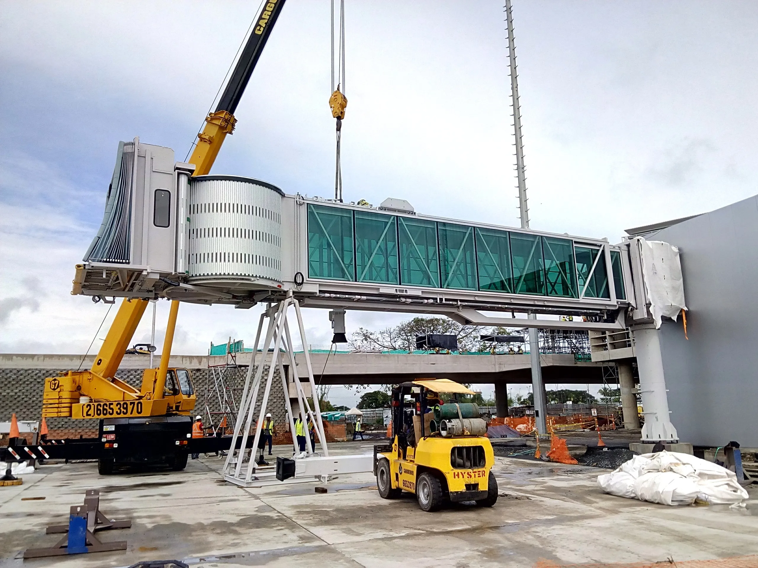 Instalación de una nueva pasarela de embarque en un aeropuerto de Latinoamérica