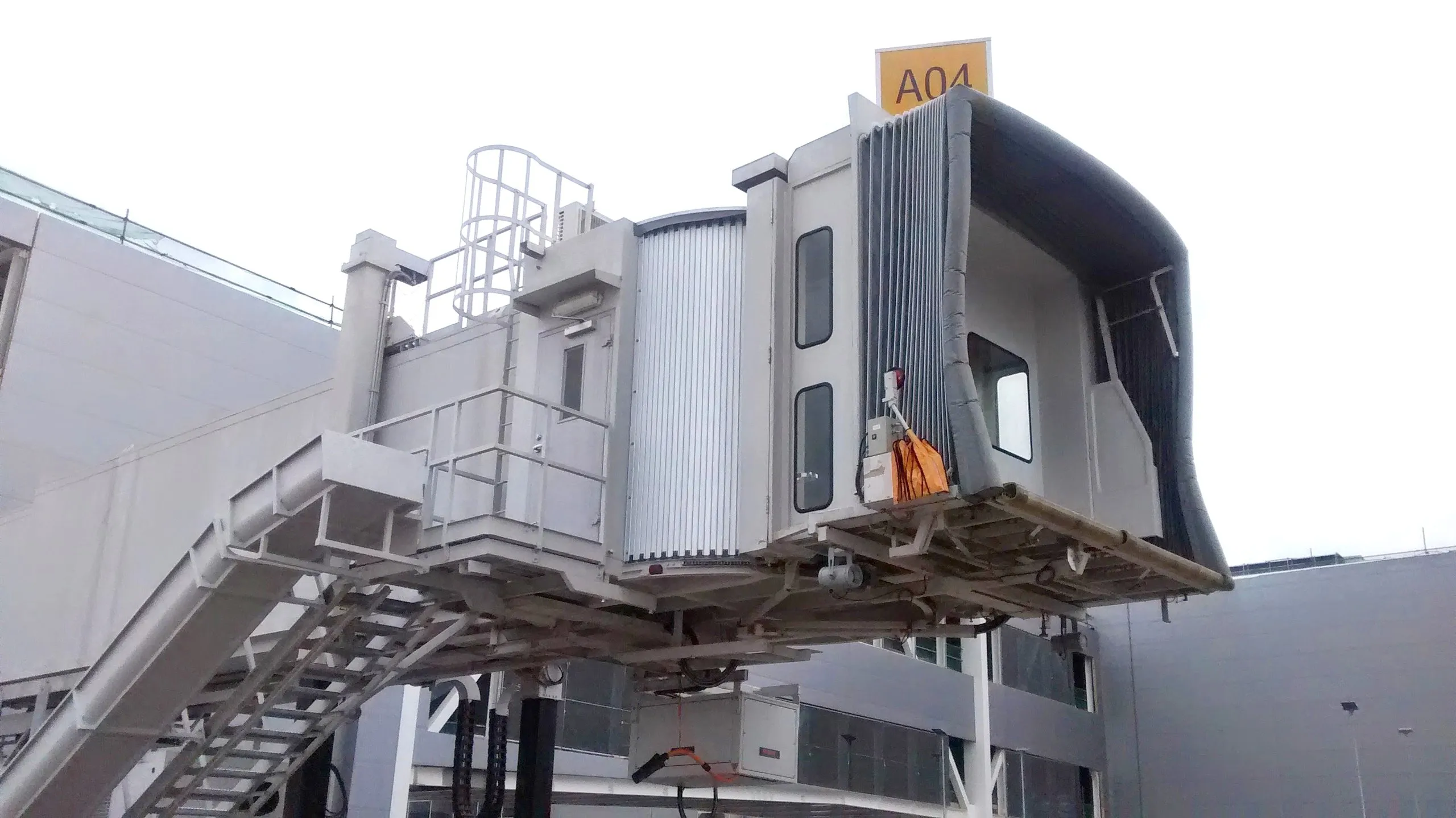 Pasarela de embarque acoplada a una aeronave en plataforma