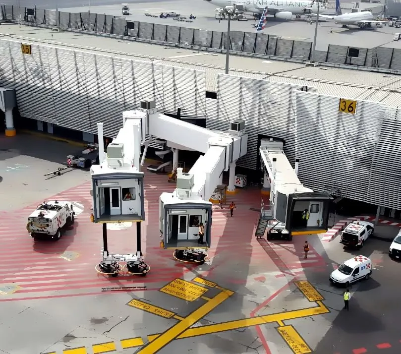 Venta y suministro de nuevos equipos para puentes de embarque en un aeropuerto de México