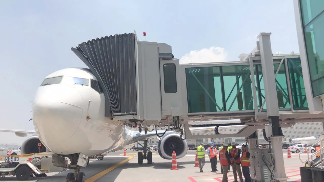 Pasarelas de embarque en la plataforma de un aeropuerto de México