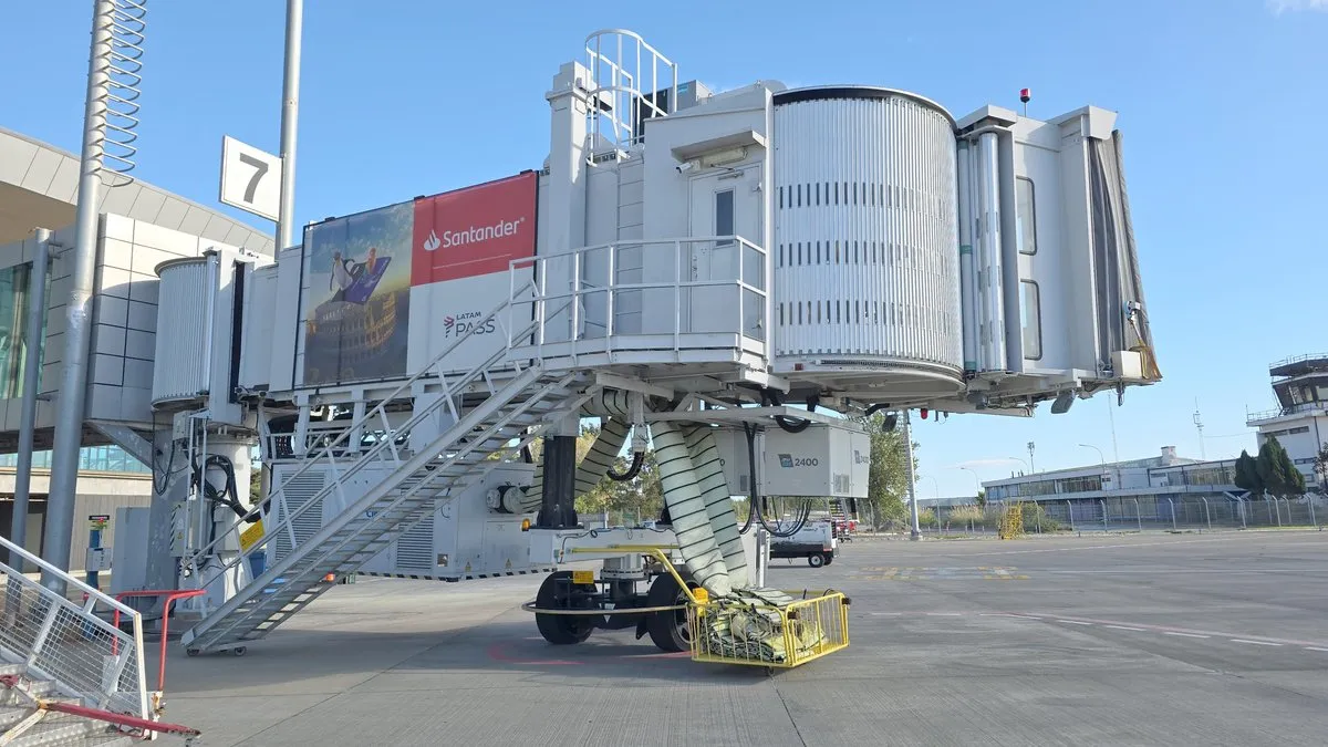 Pasarela de embarque de pasajeros en la plataforma de un aeropuerto de Chile