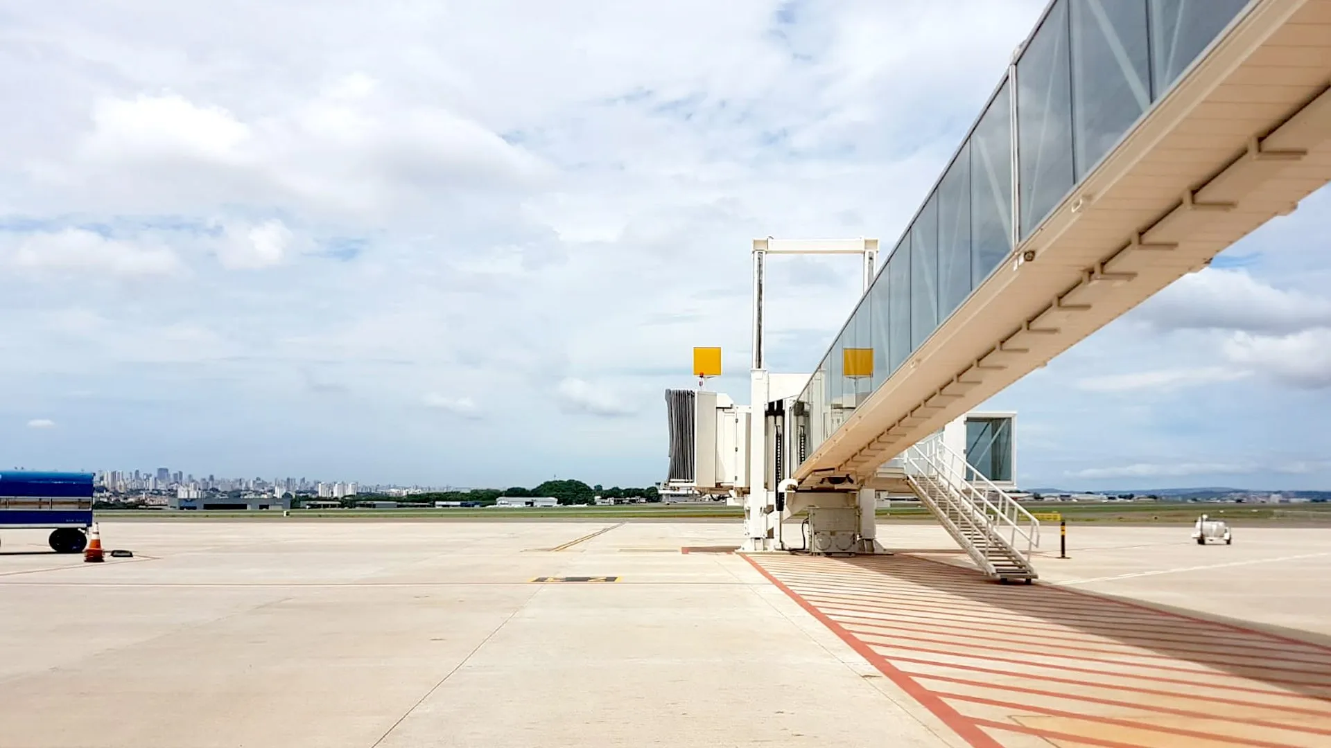 Pasarela de embarque de pasajeros acoplada en plataforma