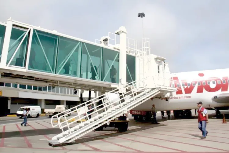 Pasarela de embarque acoplada a una aeronave en un aeropuerto de Venezuela