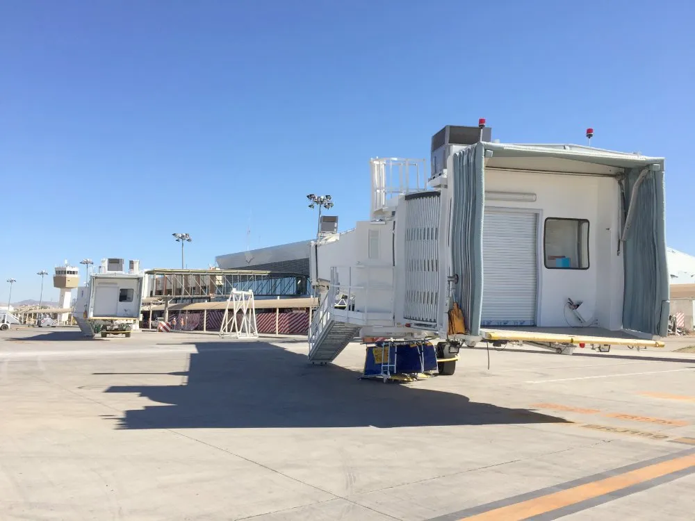 Cabina de una pasarela de embarque en un aeropuerto de México