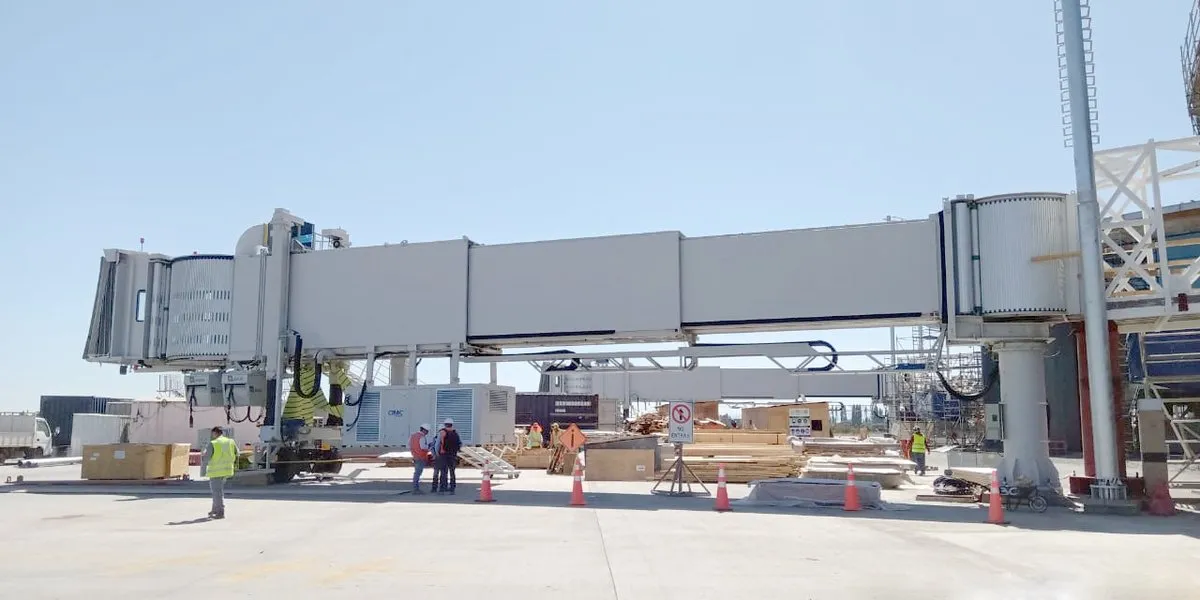 Pasarela de embarque y equipos de apoyo en tierra en la plataforma de un aeropuerto de Chile