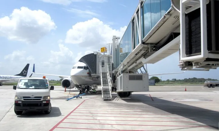 Pasarela de embarque acoplada a una aeronave en el Aeropuerto Internacional de Tocumen, Panamá