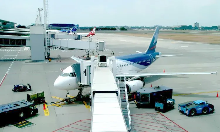 Pasarela de embarque conectada a una aeronave en la plataforma de un aeropuerto de Ecuador