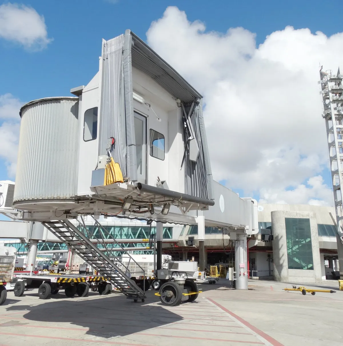 Cabina de una pasarela de embarque en la plataforma de un aeropuerto de Brasil