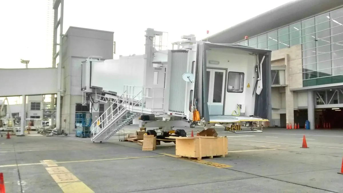 Pasarela de embarque acoplada al terminal en un aeropuerto de Ecuador