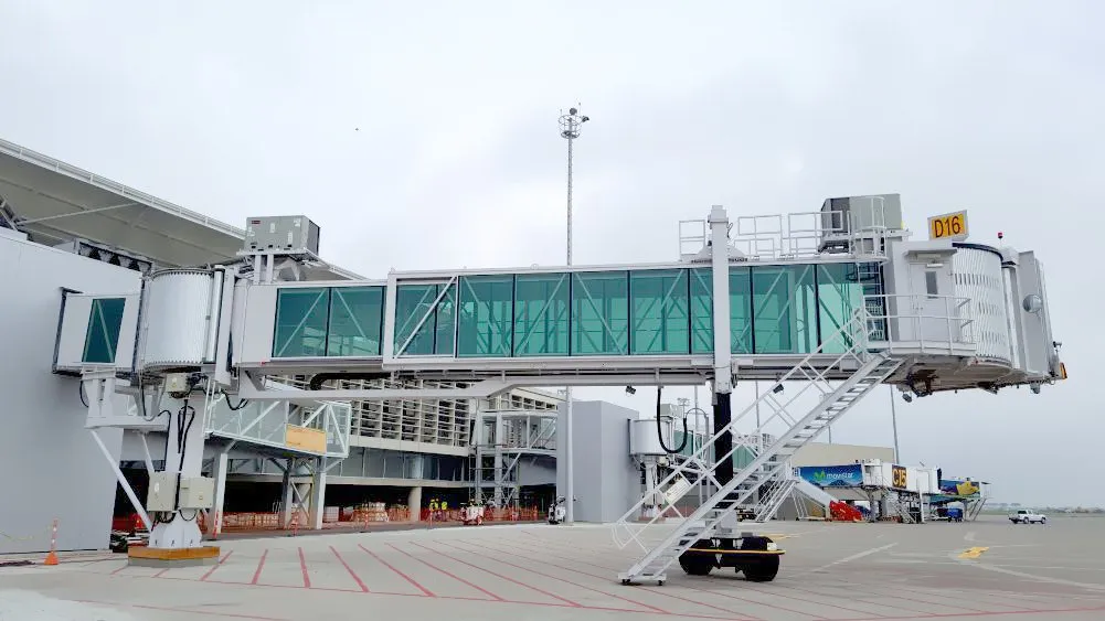 Técnicos instalando el fuelle de una pasarela de embarque en Colombia