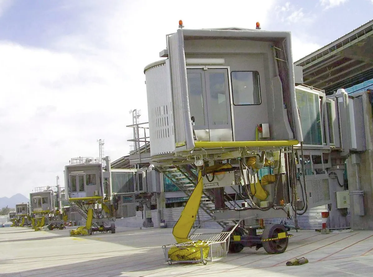 Pasarelas de embarque en la plataforma del Aeropuerto Internacional La Aurora, Guatemala