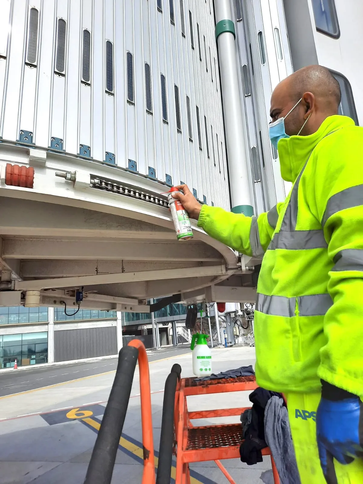 Especialista de APS LATAM ejecutando mantenimiento preventivo en un sistema aeroportuario