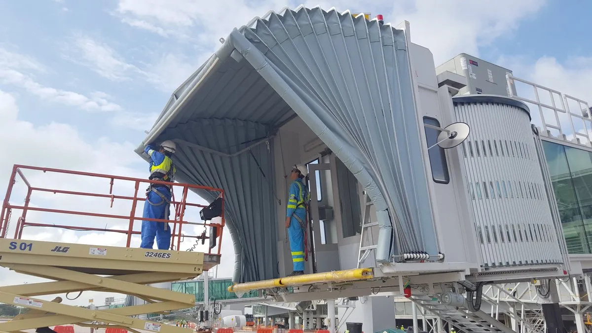 Pasarela de embarque suministrada por APS LATAM en la plataforma de un aeropuerto de Colombia