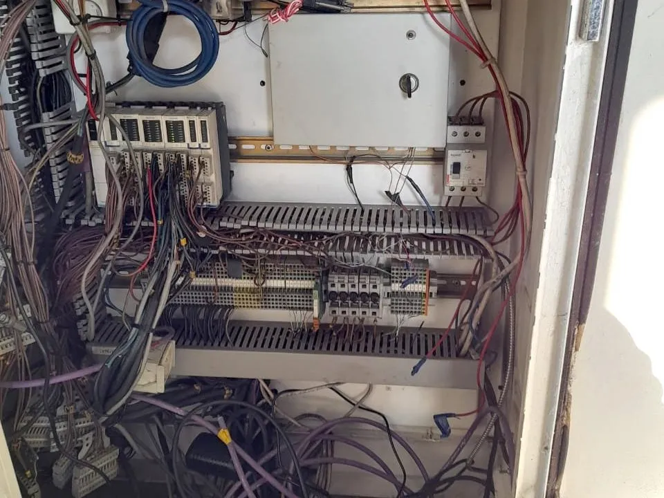Tablero eléctrico con cableado deteriorado antes de la intervención