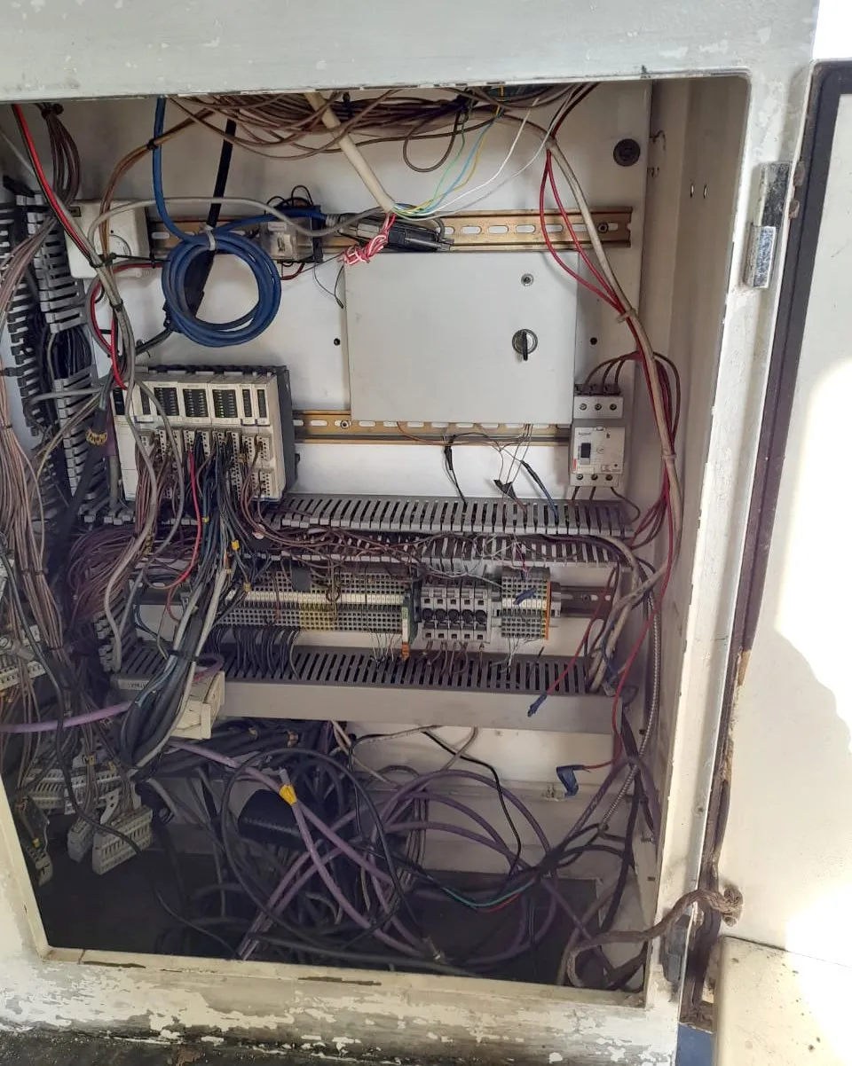 Tablero eléctrico con cableado deteriorado antes de la intervención