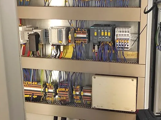 Tablero eléctrico modernizado, con cableado ordenado y componentes nuevos