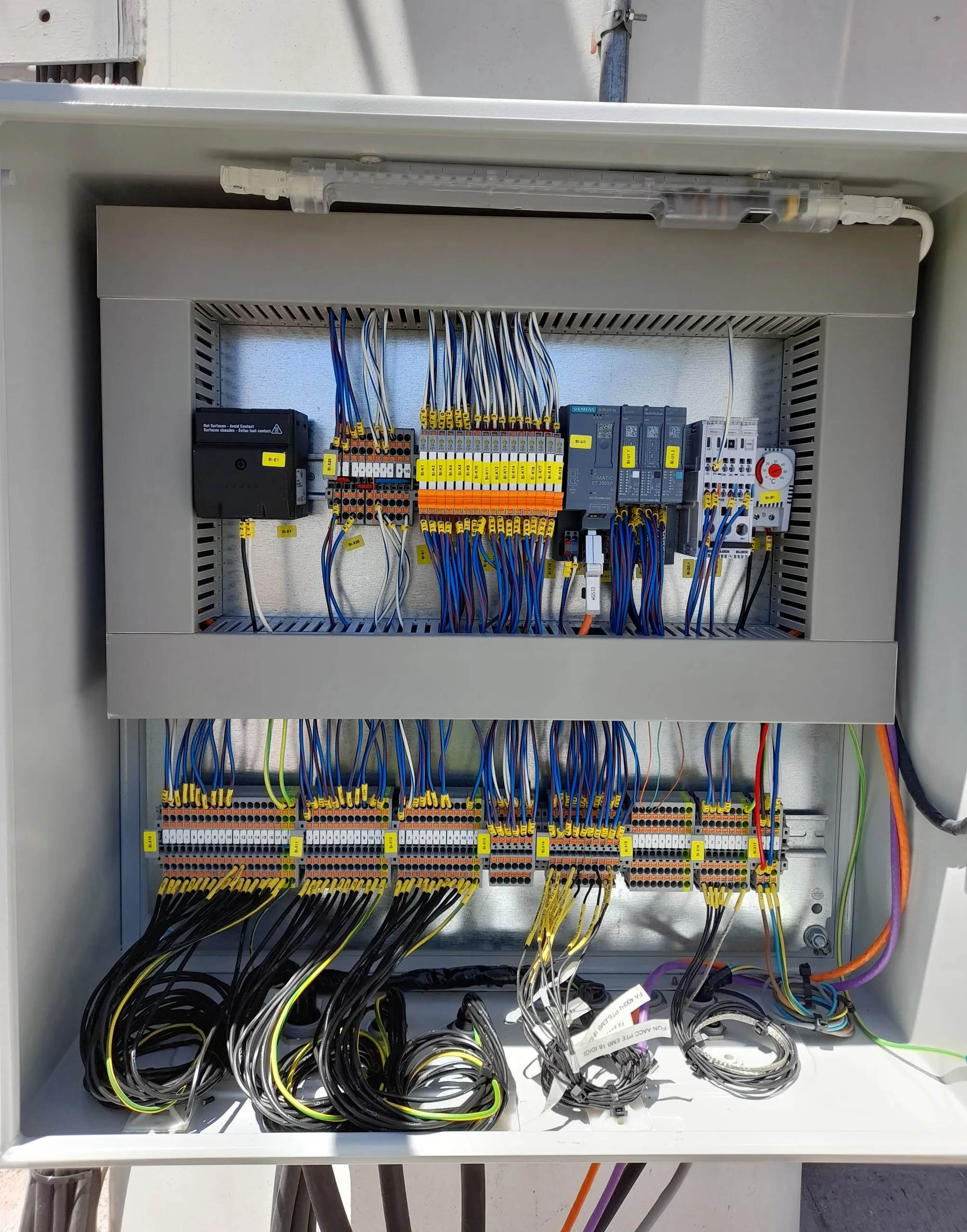 Tablero eléctrico modernizado, con cableado ordenado y componentes nuevos