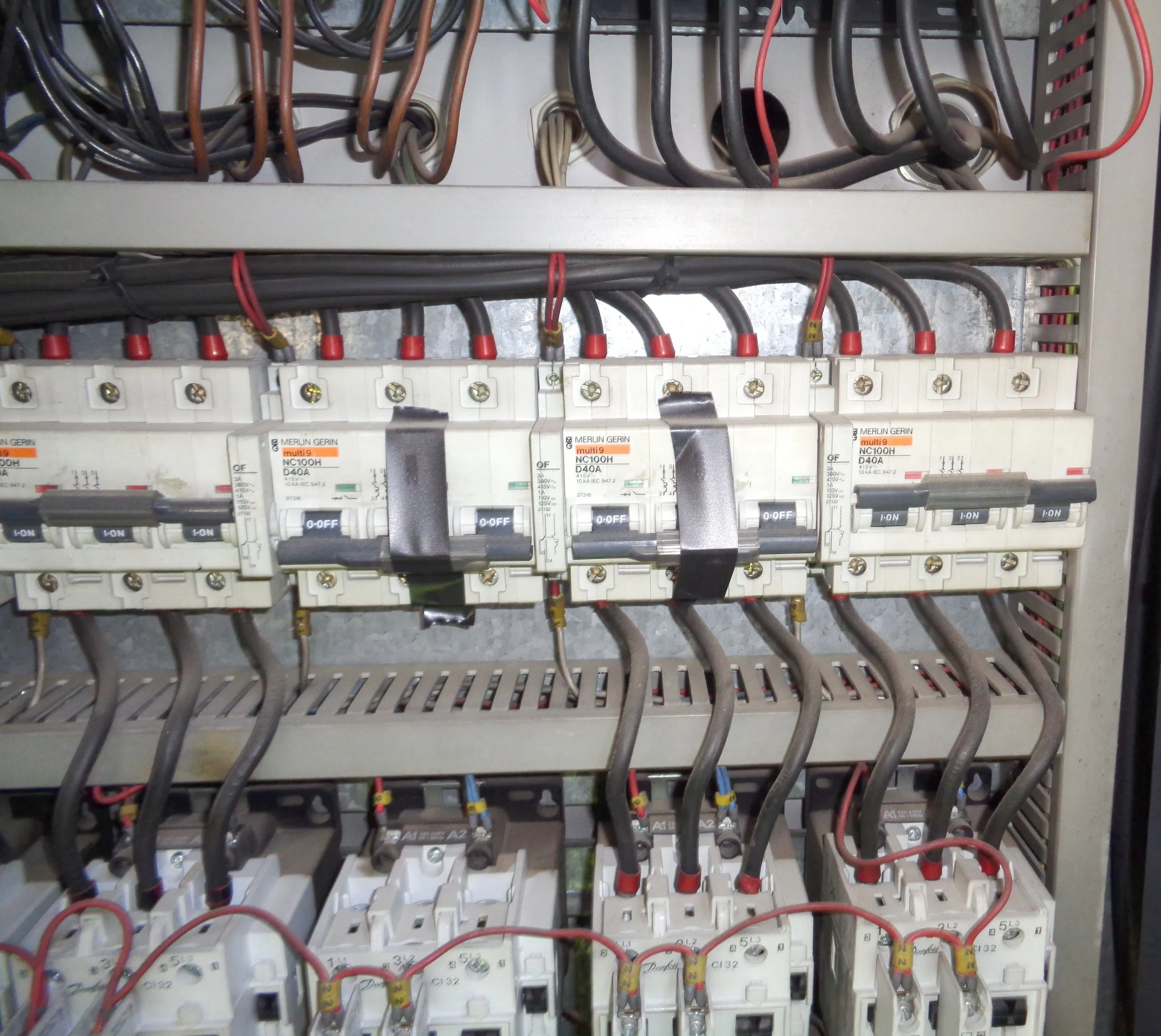 Tablero eléctrico de control de una pasarela de embarque