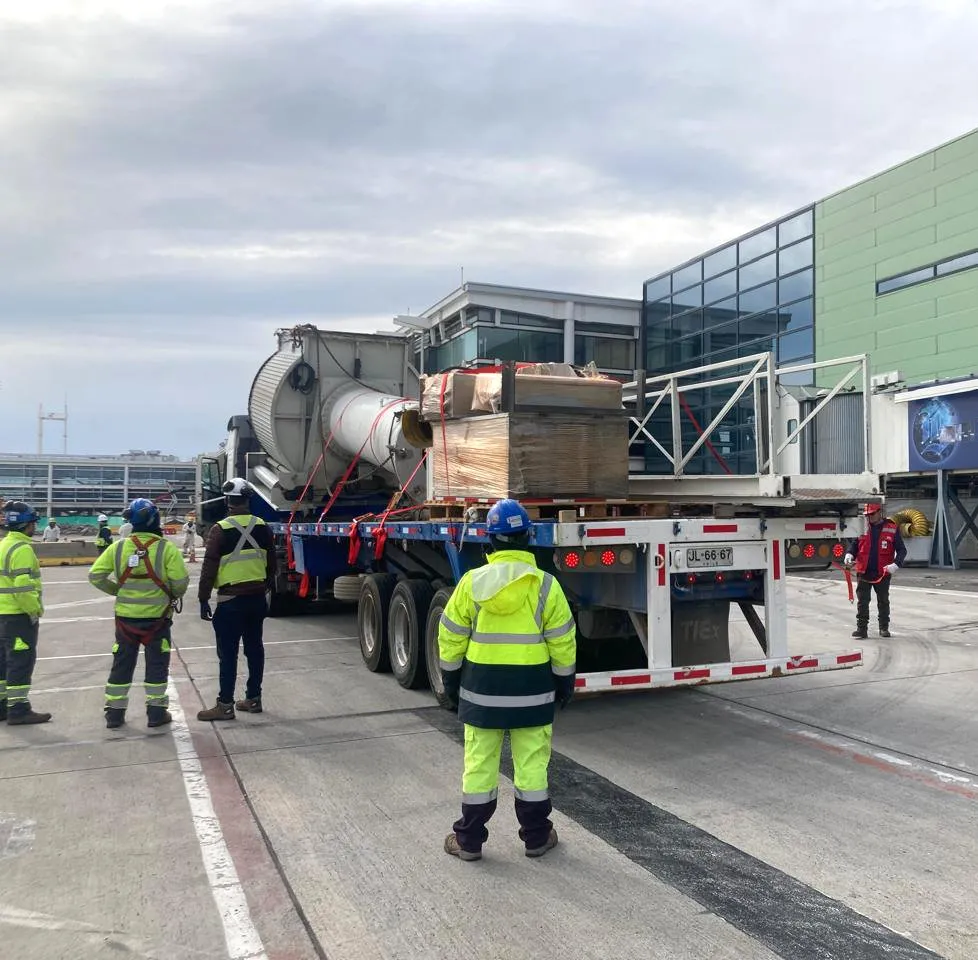 Cuadrilla de APS LATAM acompañando el traslado de una pasarela de embarque sobre camión