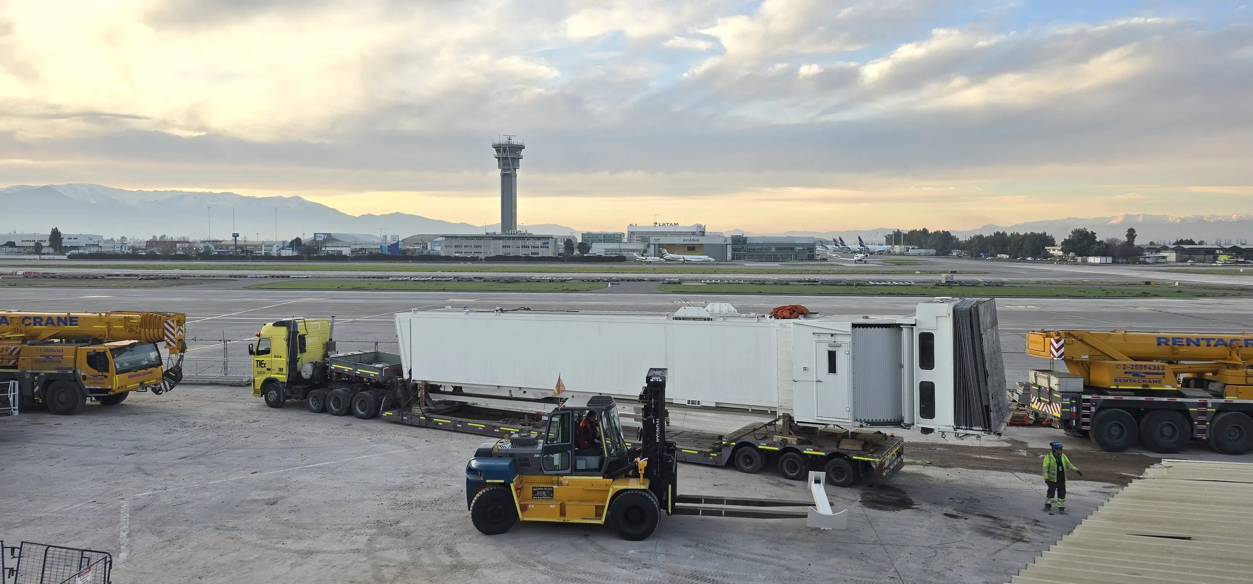 Traslado de una pasarela de embarque sobre plataforma en un aeropuerto