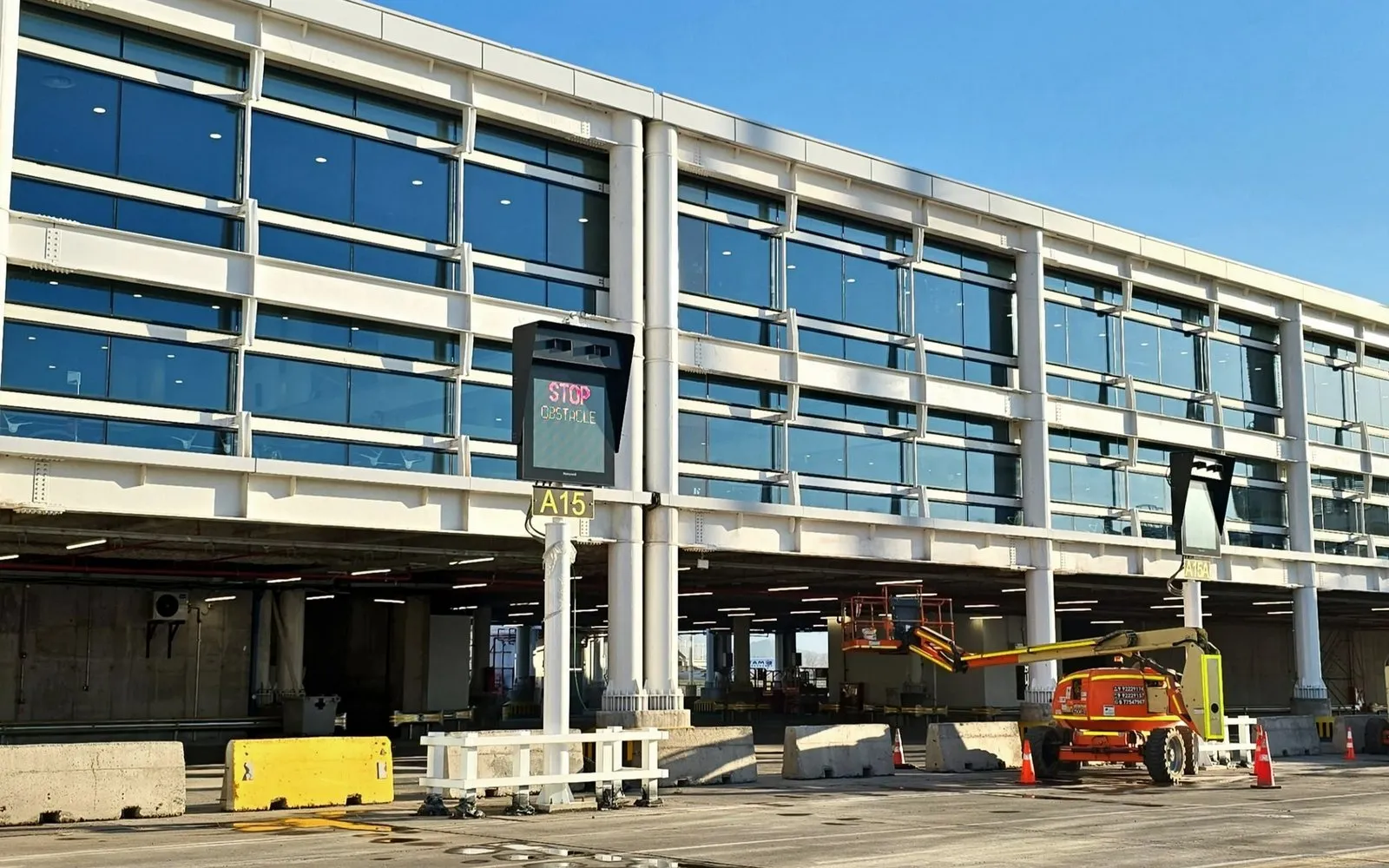 Pantalla de guía de atraque visual (VDGS) sobre la fachada de un terminal, frente a la posición de estacionamiento